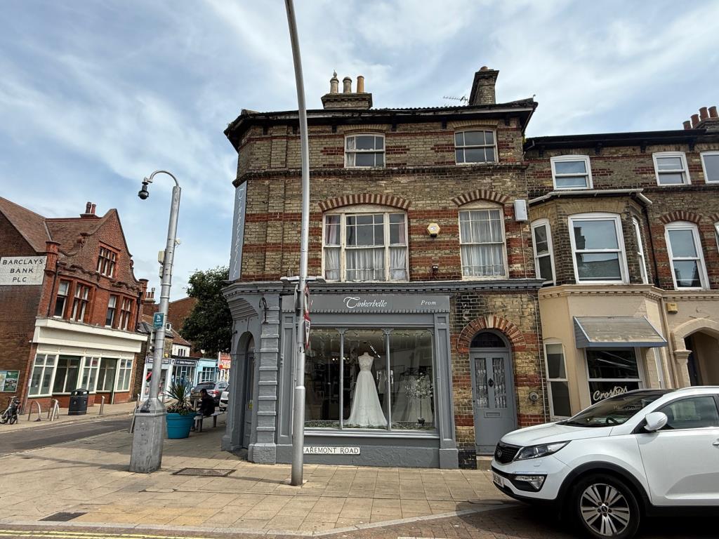 Lot: 96 - COMMERCIAL INVESTMENT WITH VACANT SPLIT LEVEL FLAT ABOVE - Side elevation with door to access the split level flat